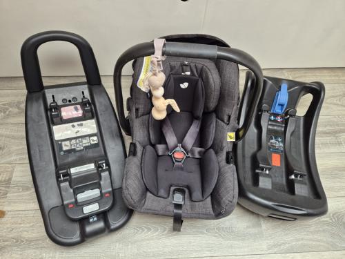 Baby maxi cosi (auto)stoel van Joie + 2 bases voor in de auto('s)