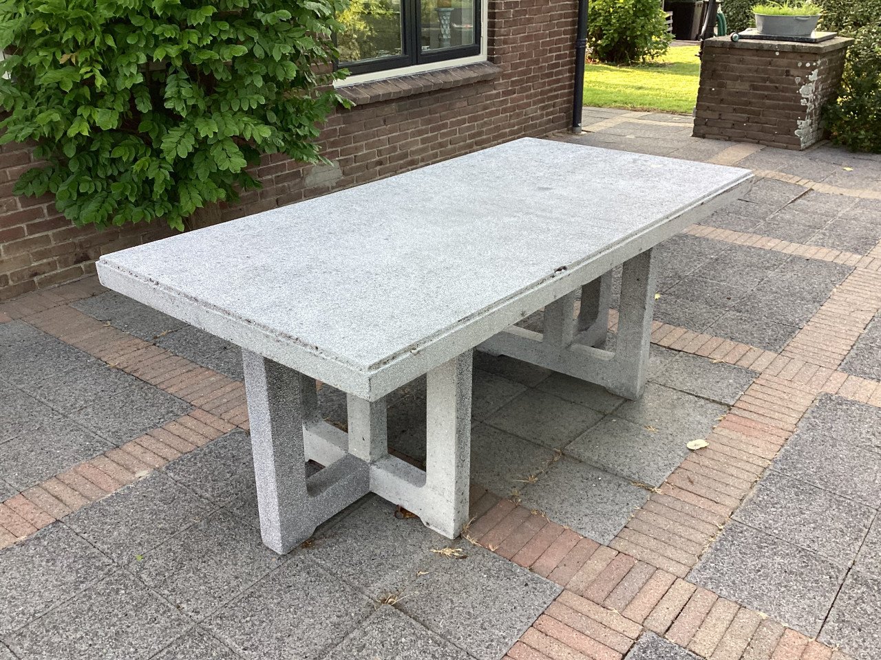 Mooie robuuste stenen tuintafel