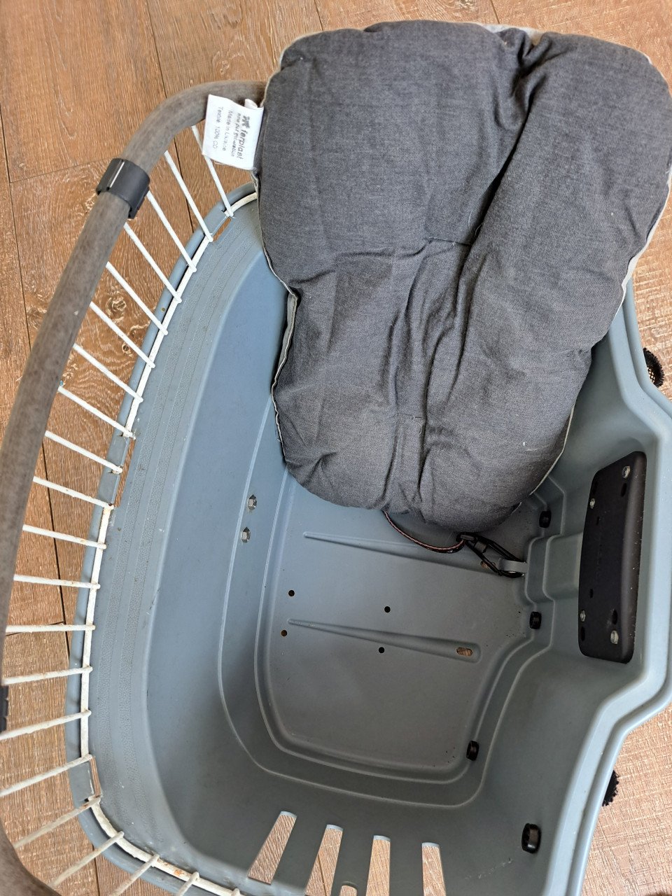 Hondenmand voor op de fiets.