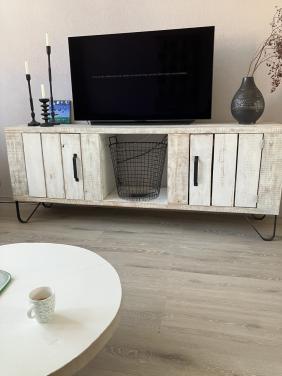 Steigerhouten dressoir met  mand