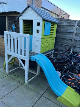 Speelhuisje met glijbaan