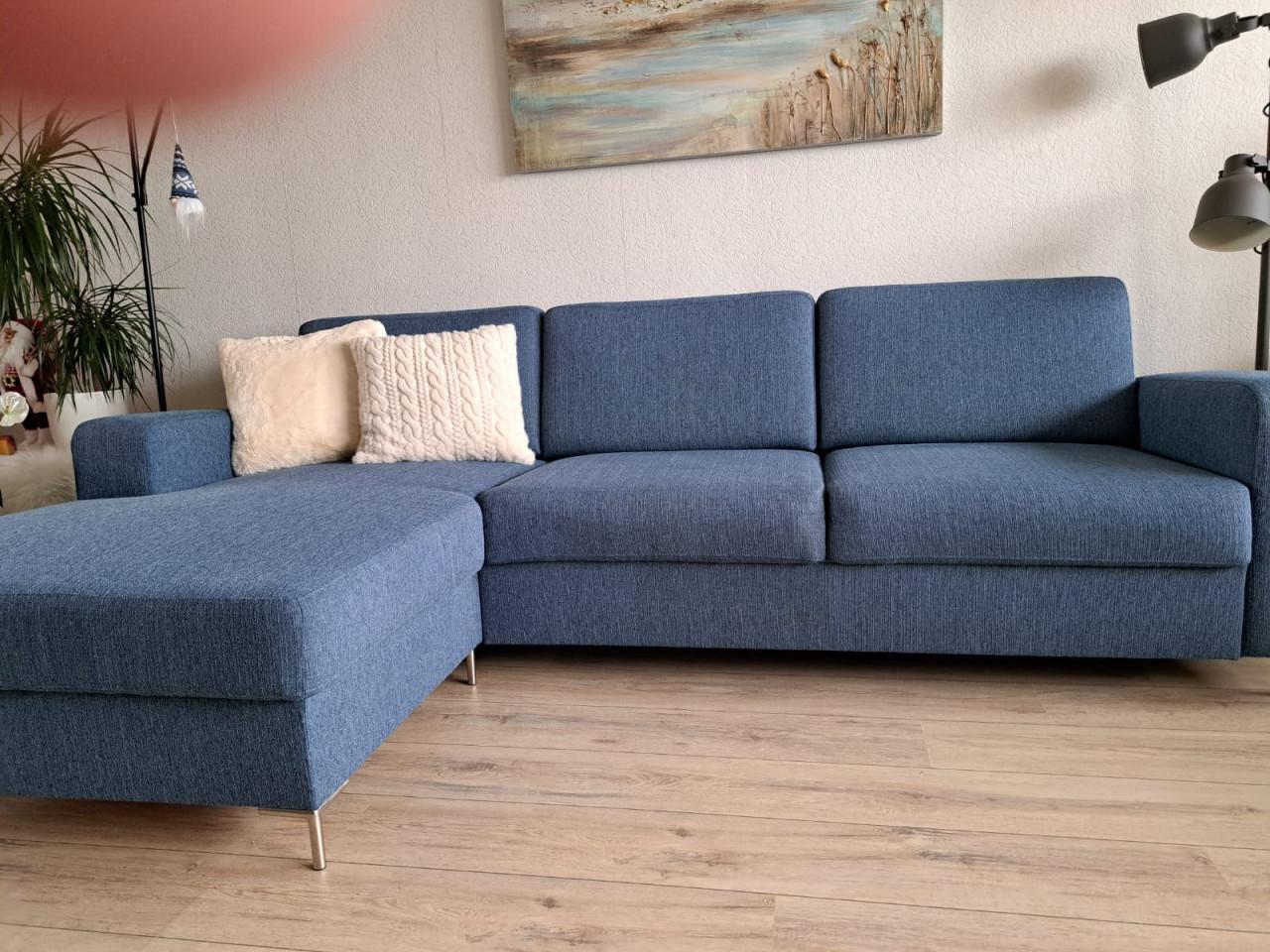 Gezellige blauwe bank met lounge te koop.