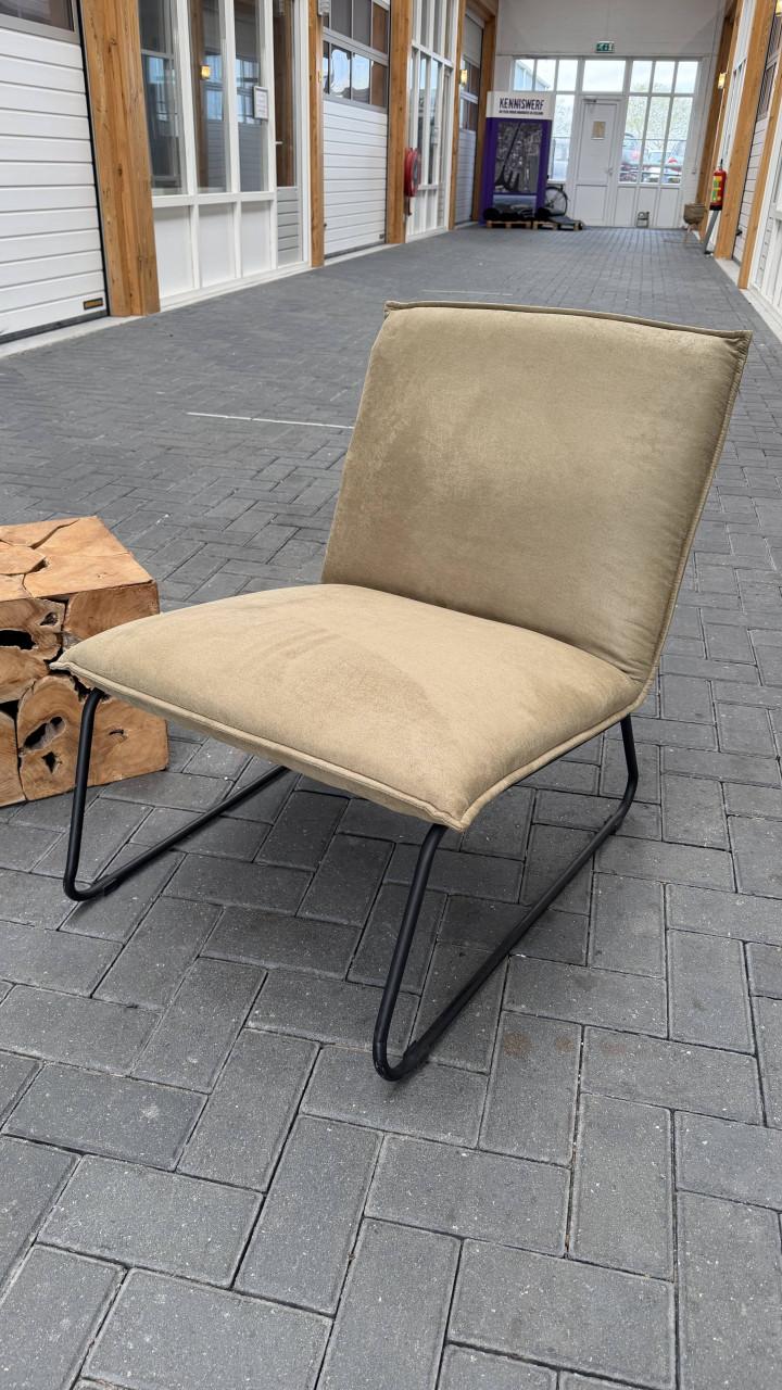 Stijlvolle loungeset – 2 comfortabele fauteuils + unieke houten bijzettafel