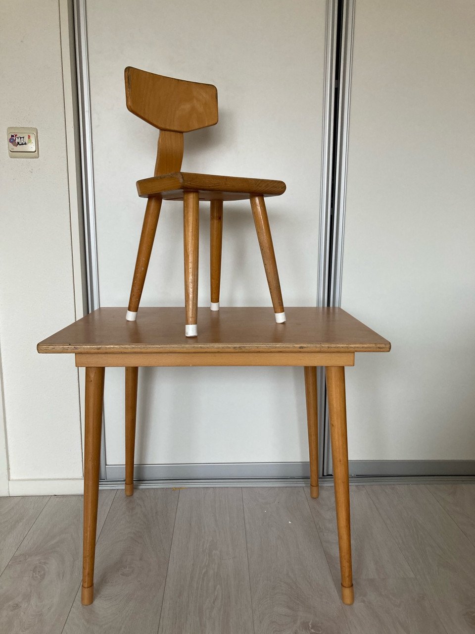 Vintage kinderbureautje met bijpassend stoeltje