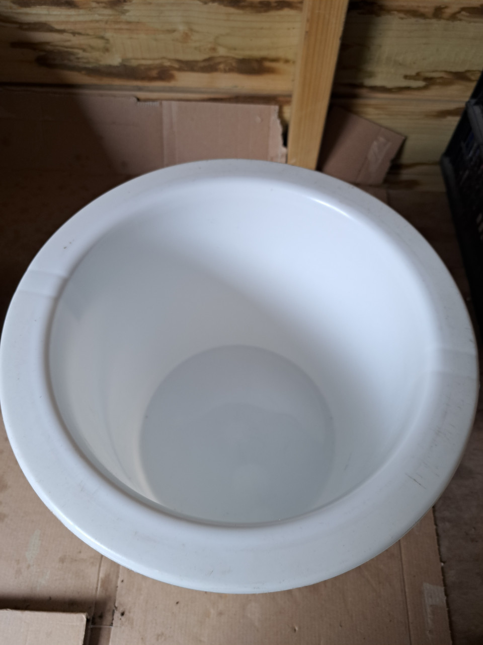Witte Toiletemmer met deksel.