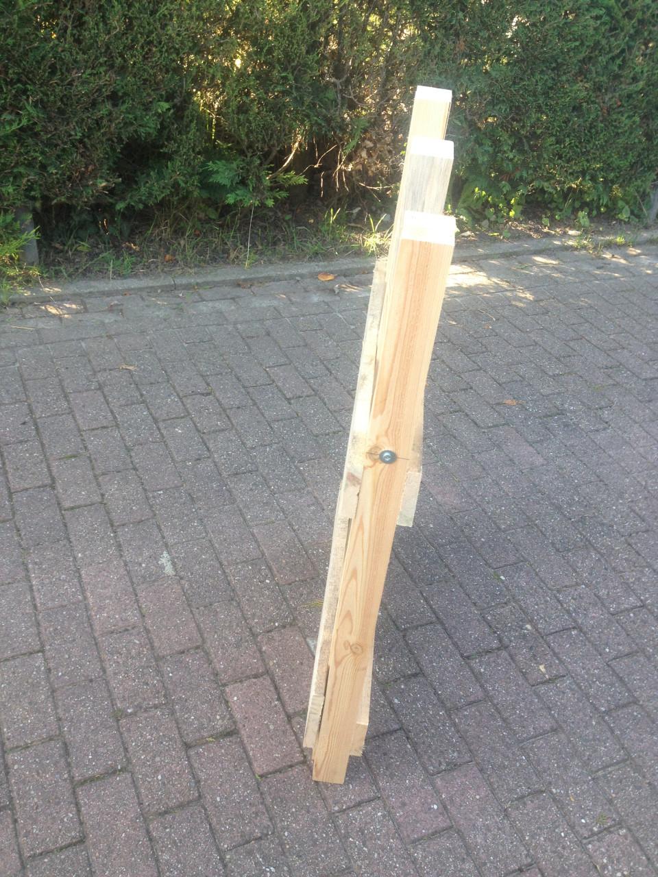 Veel haardhout doorzagen met kettingzaag en compacte zaagbok