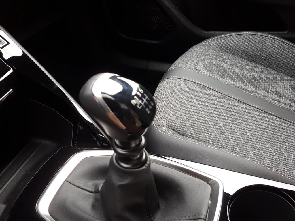 Peugeot 2008 1.2 puretech 100pk allure | navigatie | bluetooth | applecarpl