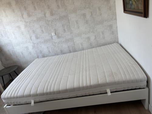 Te koop: bed + matras 140 x 200