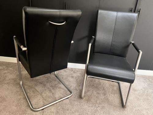Zwart leren stoelen