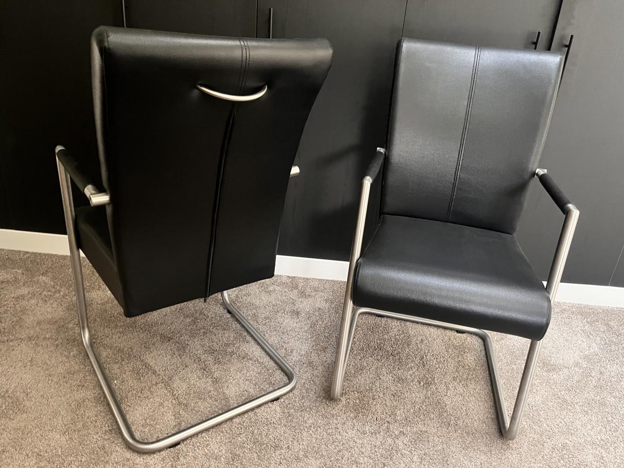 Zwart leren stoelen