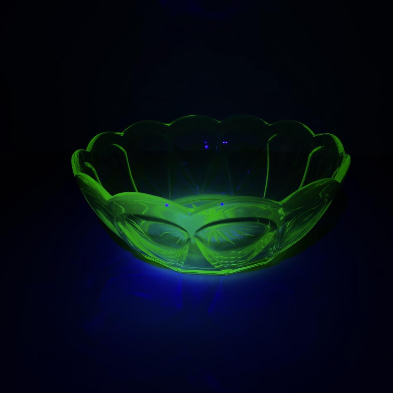 Uranium schaal 20 cm, uv395