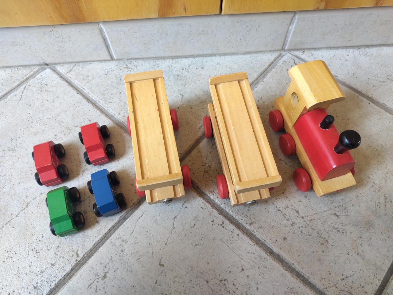 Houten trein met auto's