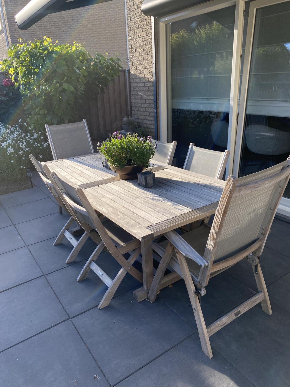 Tuintafel en stoelen