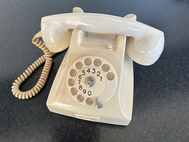 Oude PTT telefoon, met draaischijf.