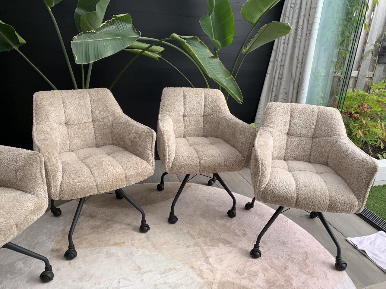 4 Eetkamerstoelen beige met wielen.