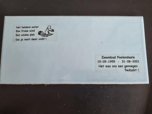 Origineel lichtblauw tegeltje van zwembad Middelburg 24x11.5 cm Bieden mag
