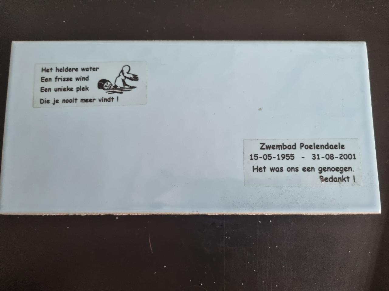 Origineel lichtblauw tegeltje van zwembad Middelburg 24x11.5 cm Bieden mag