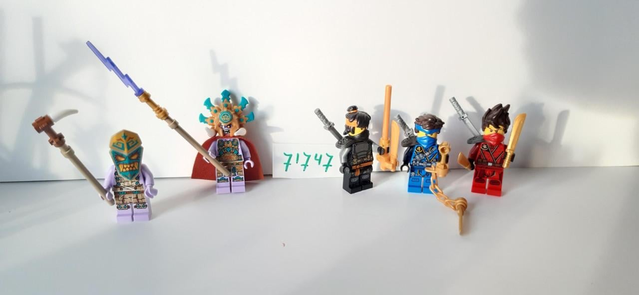 LEGO NINJAGO 71747: Het Dorp van de Beschermers