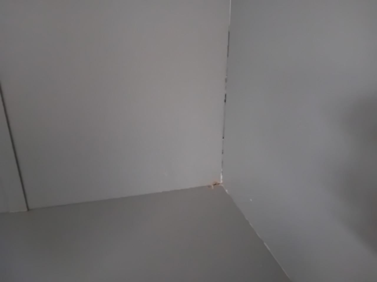 Grote grijze kledingkast met spiegels
