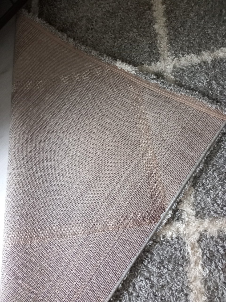 Hoogpolig vloerkleed. 3,30 x 2,35 m
