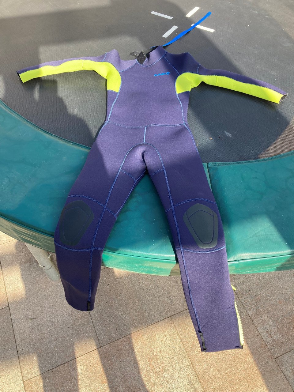 Twee kinderwetsuits