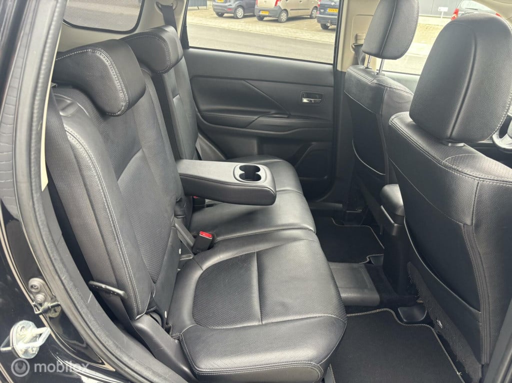 Mitsubishi Outlander 2.0 phev executive schuifdak, trekhaak