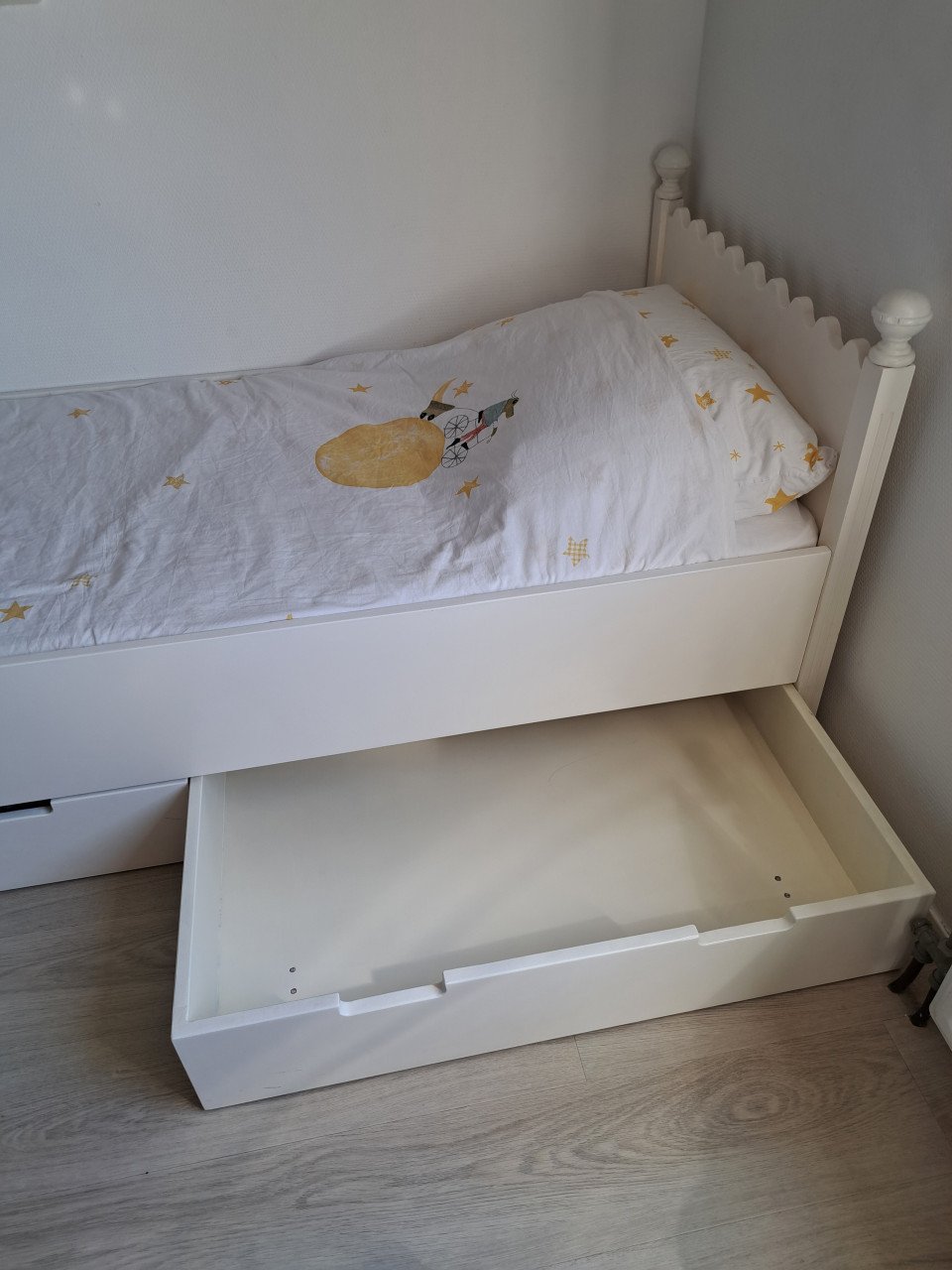 Mooi wit houten kinderbed met opberglades incl lattenbodem en matras!