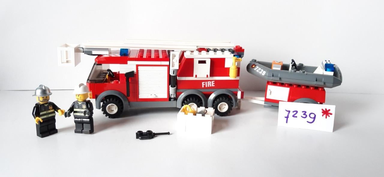 Lego 7239 brandweer ladderwagen met aanhanger en bootje.