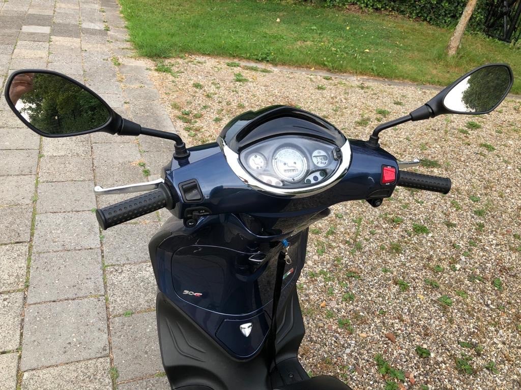 Te Koop Piaggio New Fly 2013 zeer nette staat.Blue Kleur