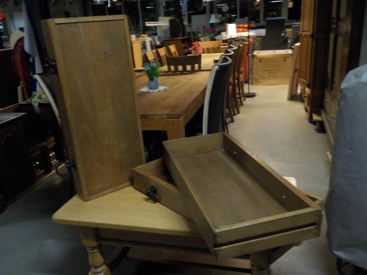 Geheel massieve kast ook te gebruiken als t.v. meubel in zeer goede staat