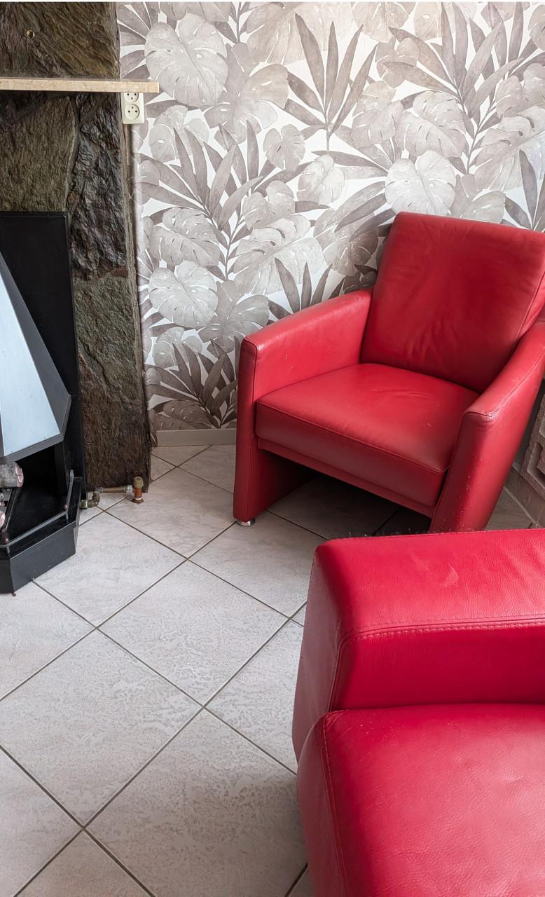 Rode leren zithoek + glazen salontafel