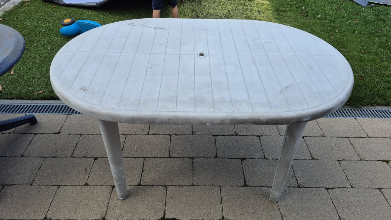 2 tuintafels en 2 tuinstoelen