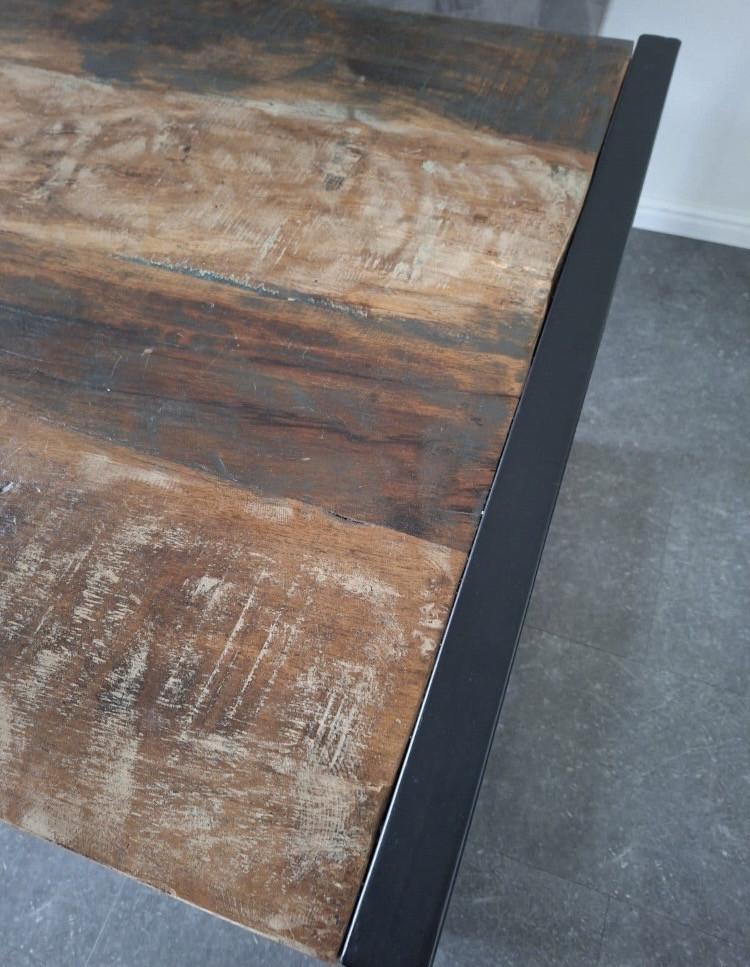 Houten tafels met metalen onderstel