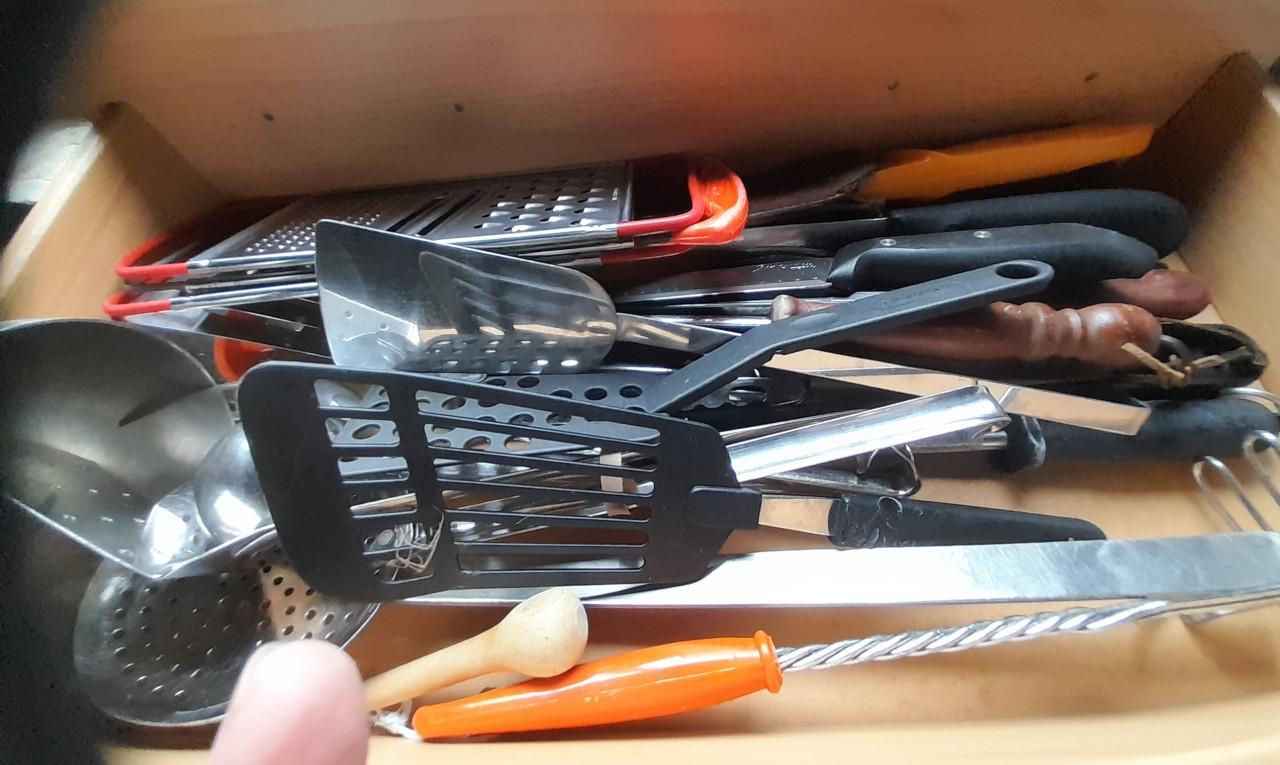 Bak met keuken  bestek + div keukengerei+bestekbakken v.a. €2,00