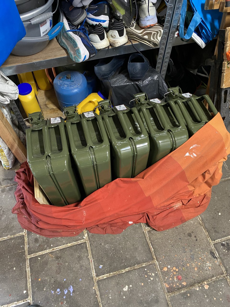 Vijf jerrycans gebruikt voor benzine