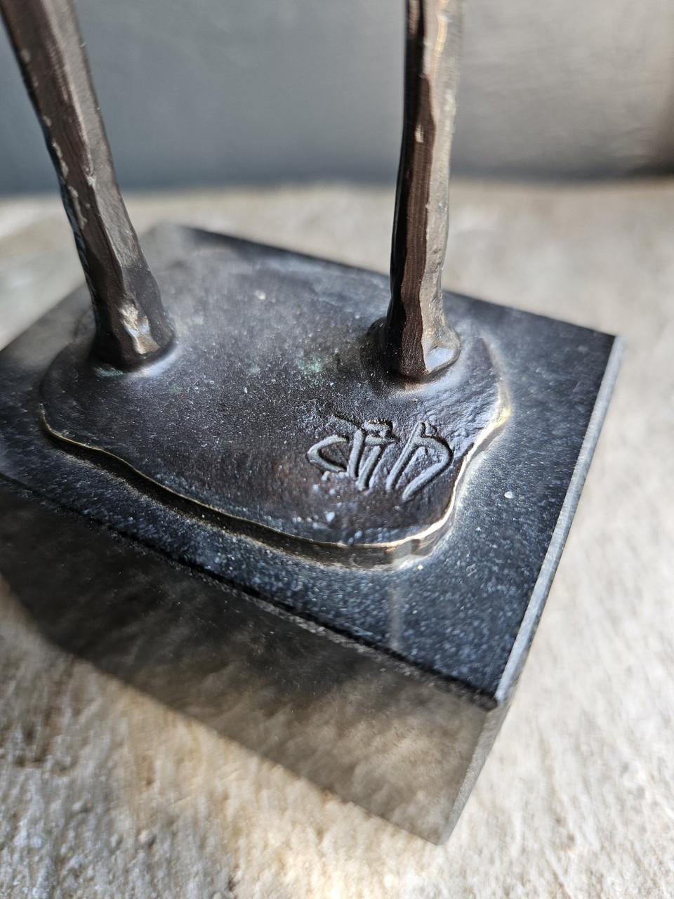 Modern bronzen beeld Corry Ammerlaan op marmeren sokkel