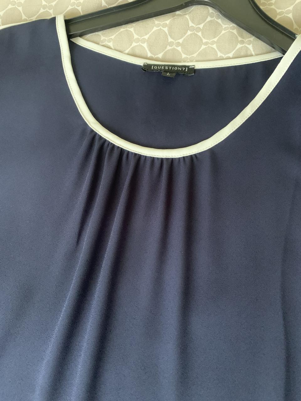 Dames shirt.     Question. Marineblauw met Wit.
