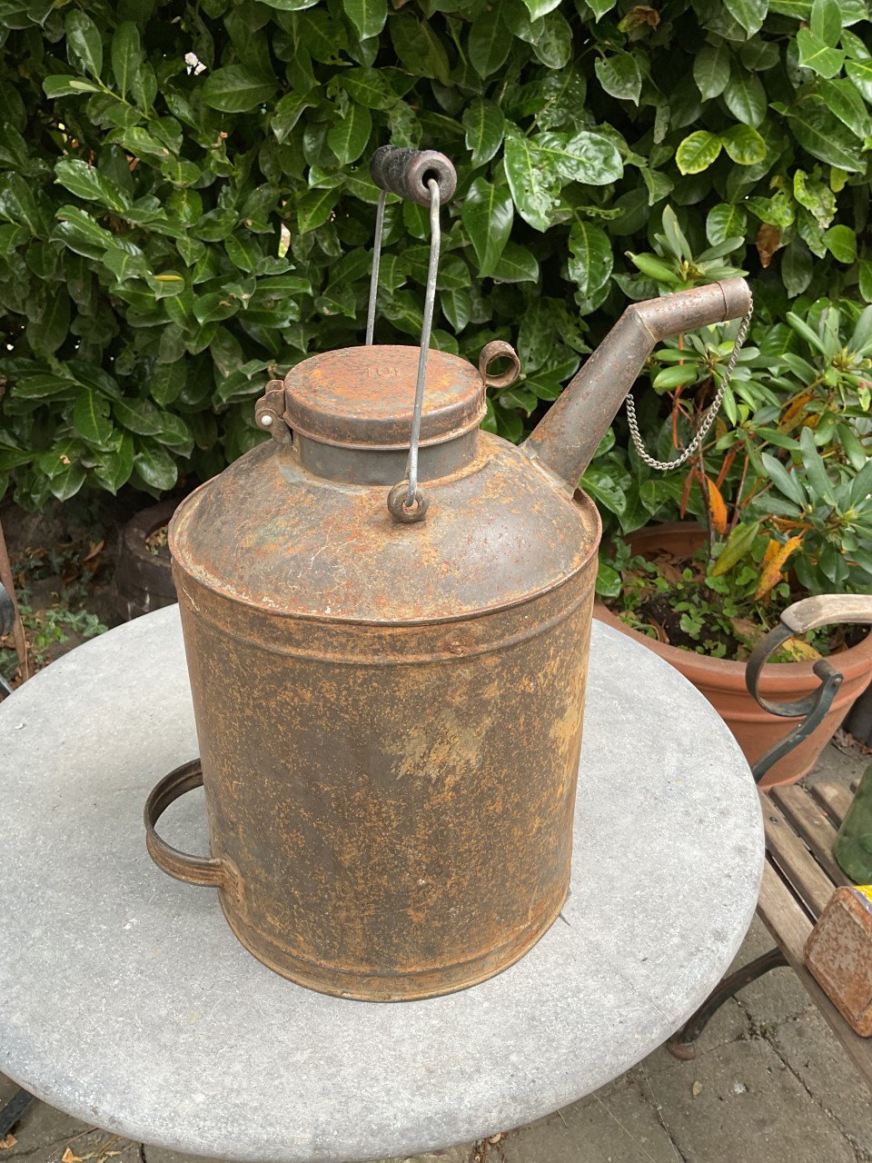 Oude metalen oliekan