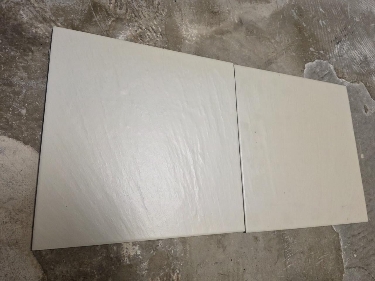 Gebroken wit/beige vloertegels