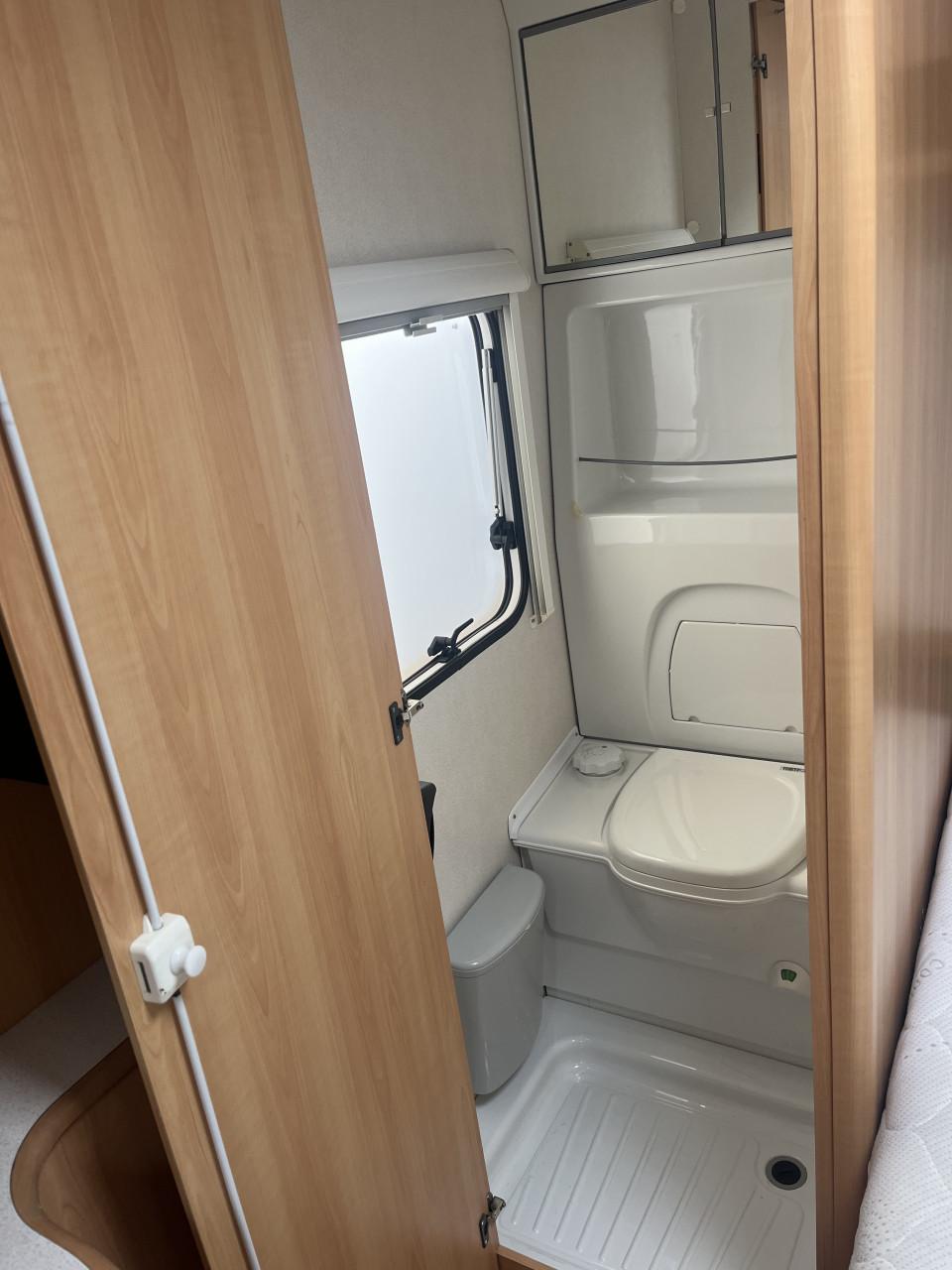 Zeer nette Home Car caravan met voortent, luifel en slaapcabine