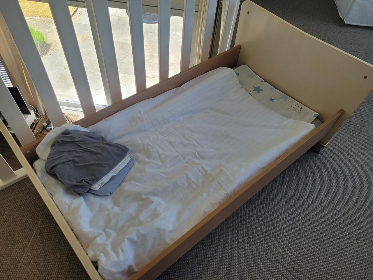 Peuterbed, baby ledikant, doorgroeiledikant 140x70 cm.