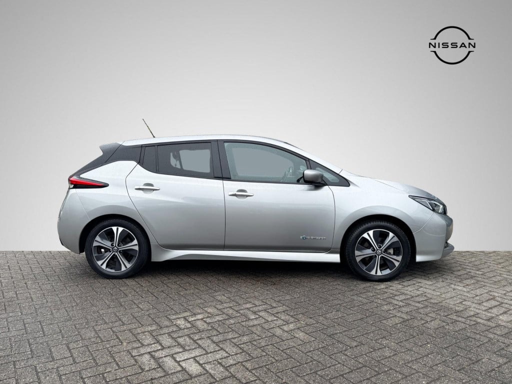 Nissan Leaf n-connecta 40 kwh | navigatie | 360° camera | stuur- + stoelver