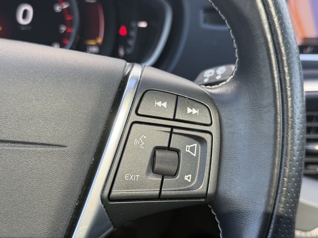 Volvo V40 t3 153pk aut6 polar+ sport| panodak| camera| h&k sound| keyless|