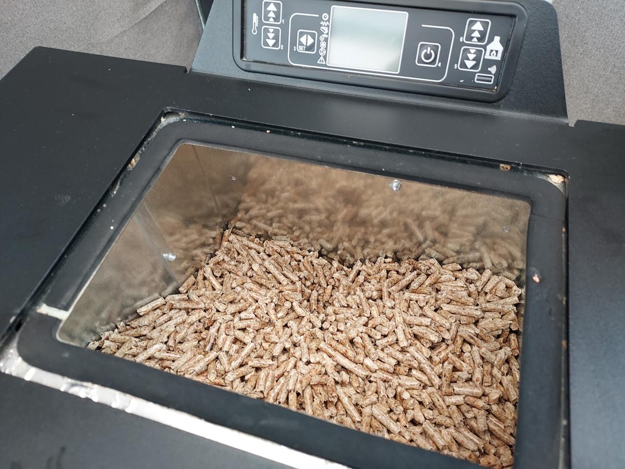 Pellet kachel met rookkanaal en pellets te koop.