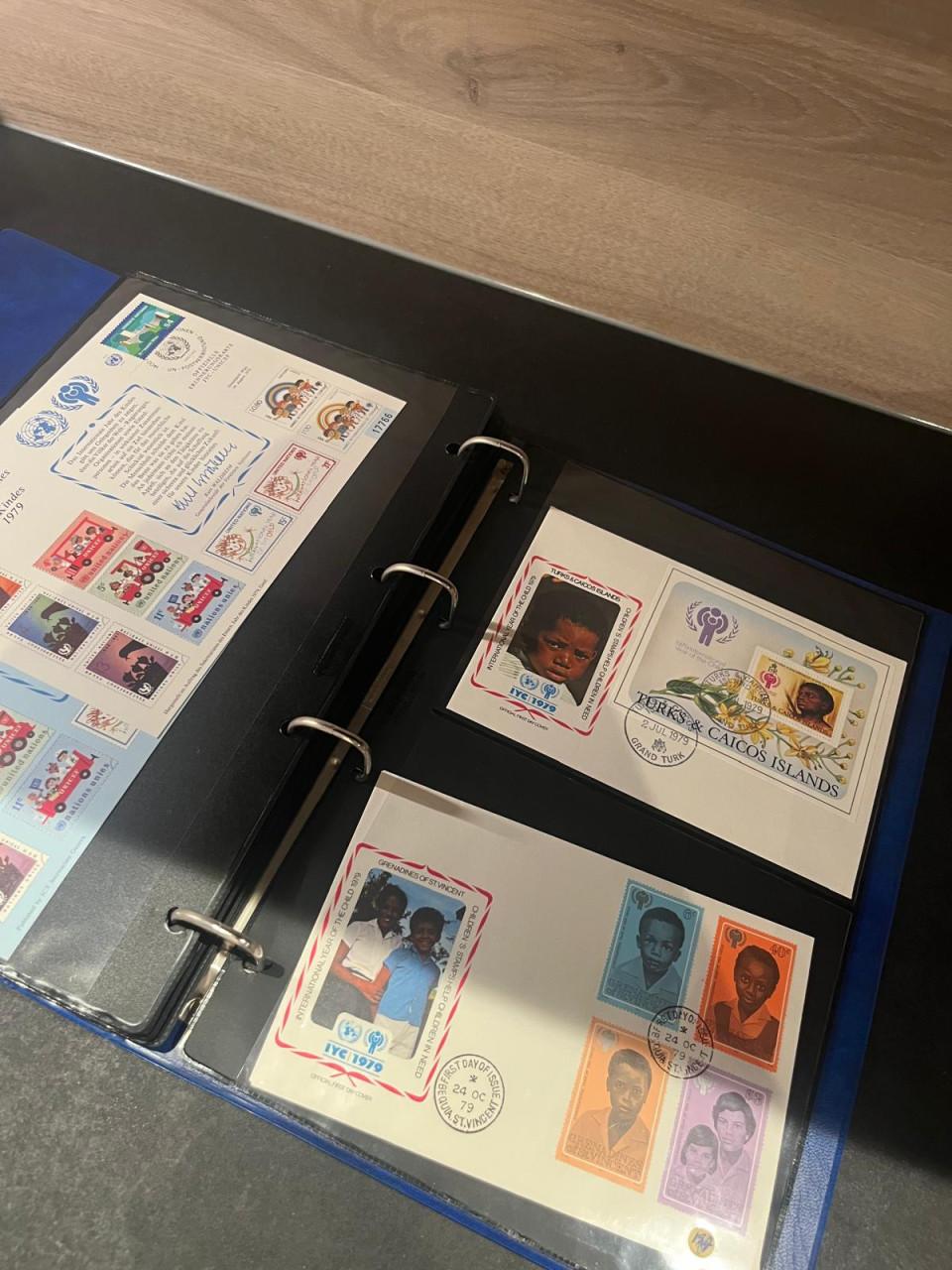 Album met enveloppen 'Jaar van het kind 1979'