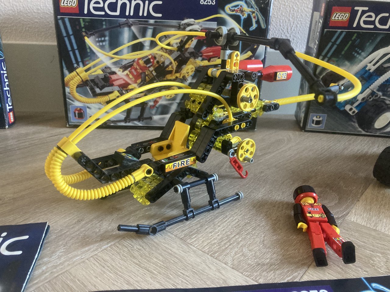 3 Lego technic sets met doos en met boekjes