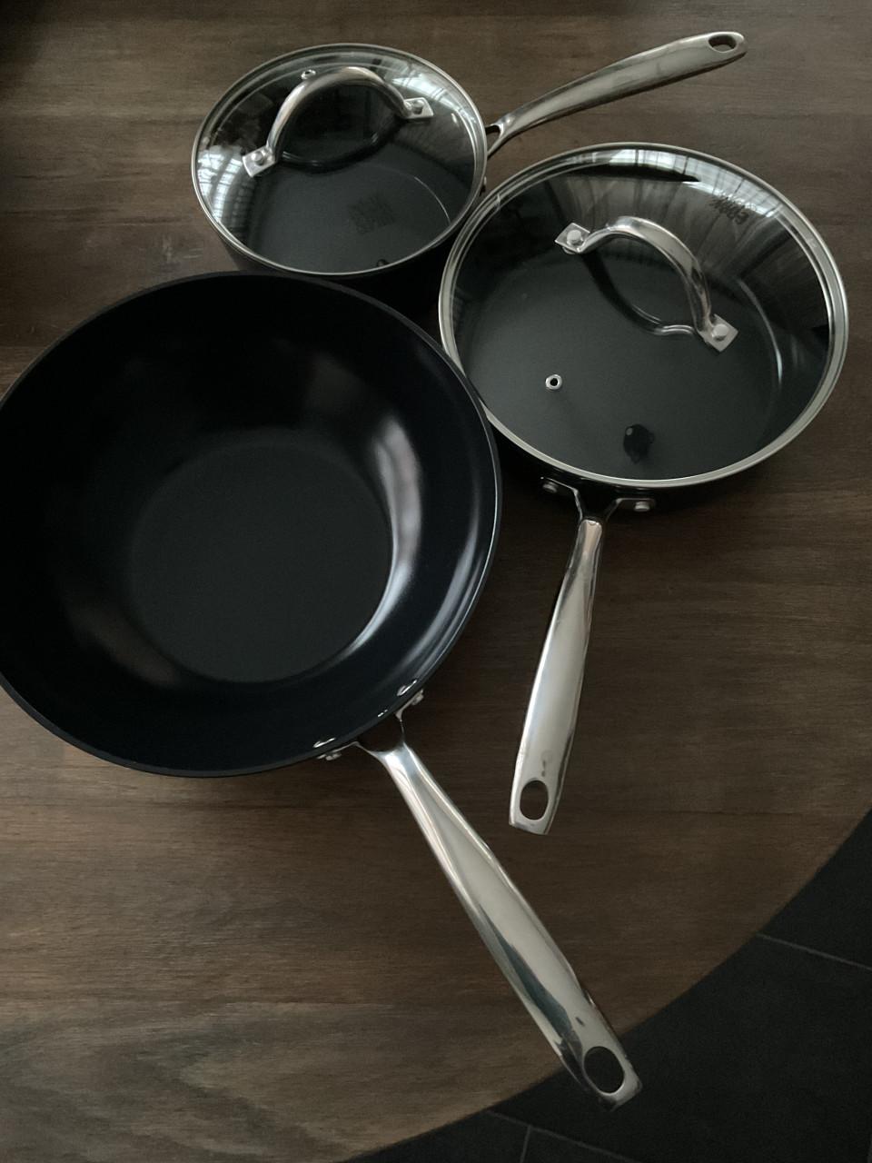 Complete zwarte pannenset.   GERESERVEERD!!!