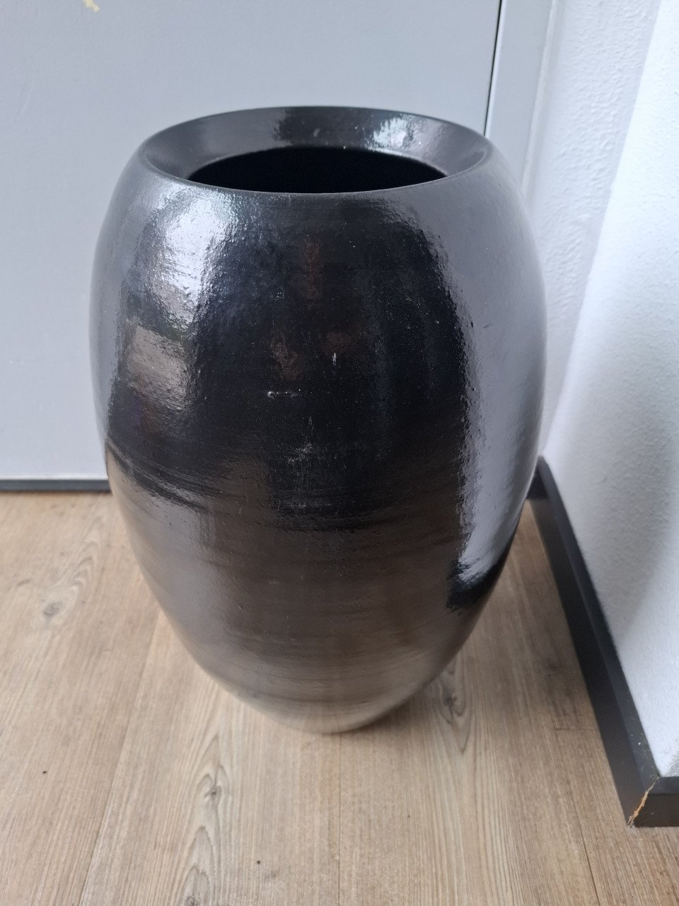Hoge zwarte vaas