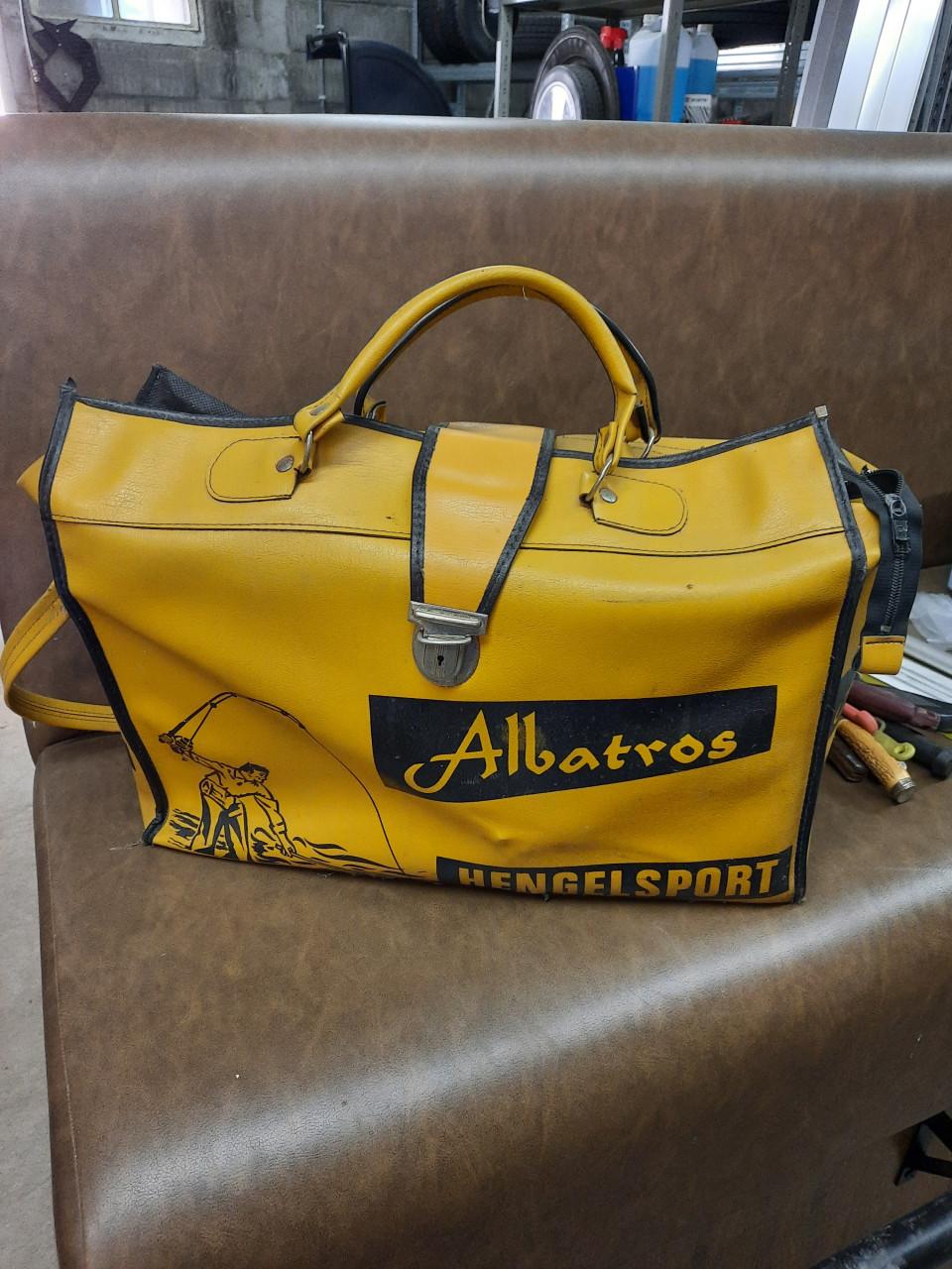 Hengels en molens strandhengel zeehengel boothengel karperhengel vissen