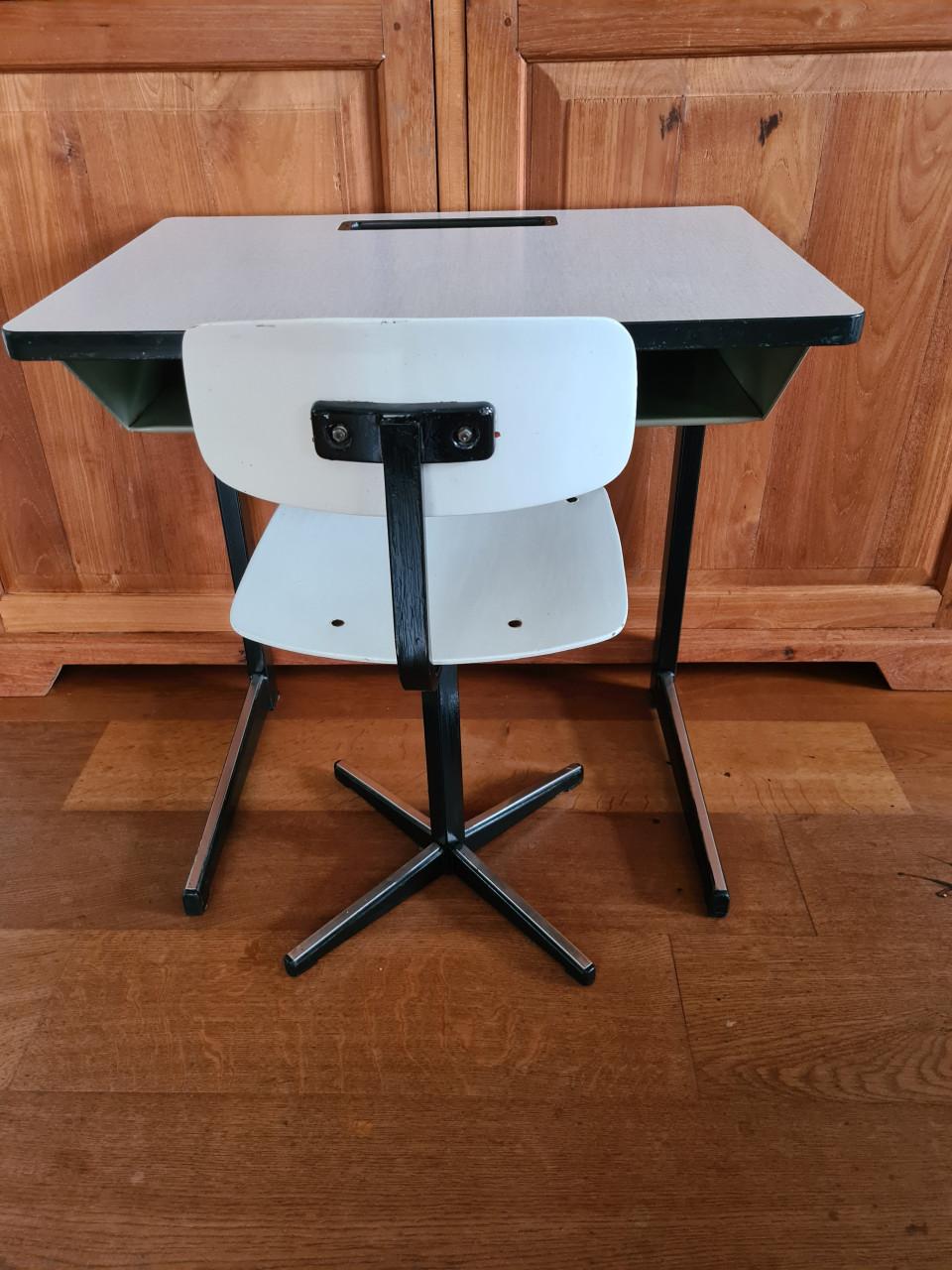 Vintage kinder bureau met bijpassende stoel